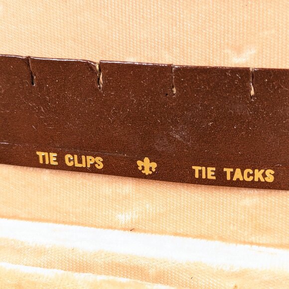 1970s Faux Leather brown jewelry box for men, Fleur de Lys logo - Picture 3 of 11